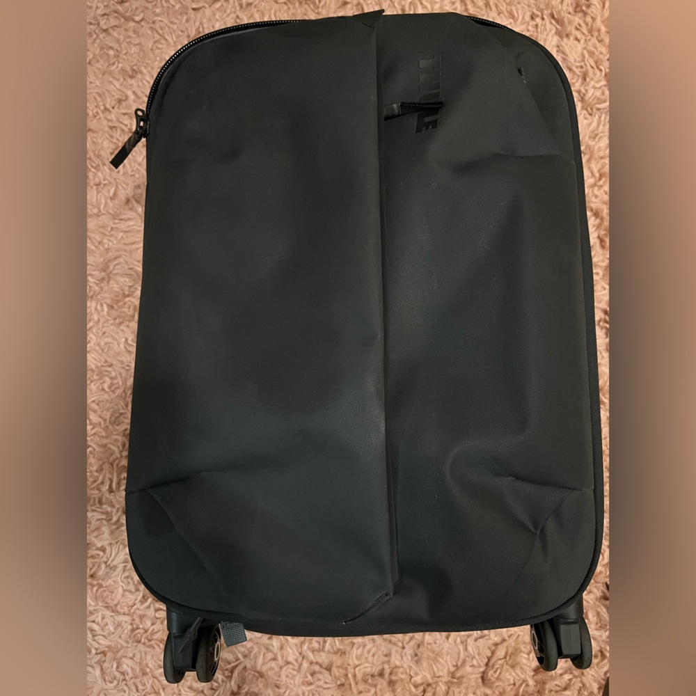 Thule aion luggage spinner carry on black